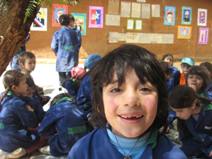 Niños y mural: Simón 18