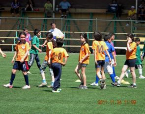 Minifútbol o Taller de Futsal. En la foto: Almendra, Tania, Benjamín, Valentina y Alondra. Los invitamos a leer el documento: Reflexiones de una apoderada del colegio. MINI