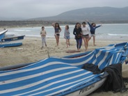 En plano horizontal: paseo por la playa de Los Molles. molles