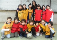 Los chicos de tercero y cuarto en el minifútbol de los viernes con Yanira su entrenadora. minifutbol