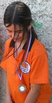 Yanira entregó a Antonia una medalla por su participación. minifutbol