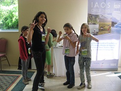 Tania, Antonia, Julieta, Valentina y Julieta; Arte con material reciclado iaos