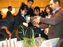 Leo, el profesor de ciencias, con niños del Colegio Providencia iaos