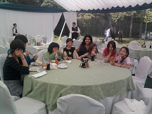 Foto de recuerdo: Colombina, Darío y las niñas que participaron en el Sheraton iaos